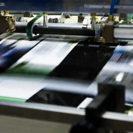 Způsob výroby inteligentního obalu na bázi fólie opatřené identifikačním RFID tagem